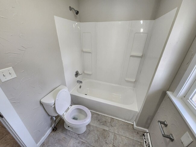 Building Photo - Spacious 3-Bedroom, 2-Bathroom Home AVAILABLE NOW!!