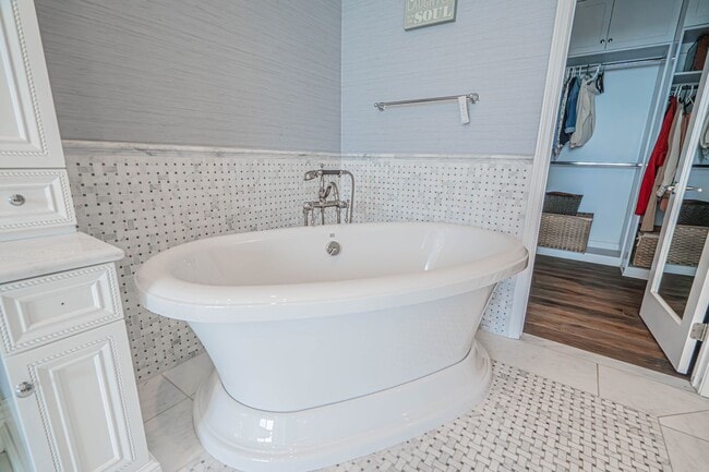 Building Photo - Spectacular 5-Bedroom Home with Private Po...