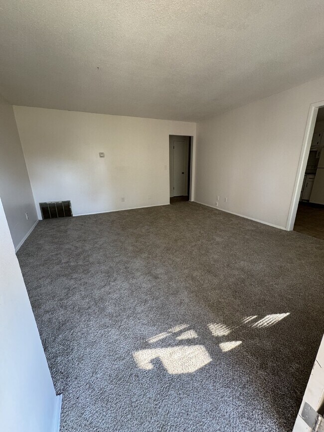 Building Photo - 2 Bedroom, 1 Bathroom, Upstairs unit with ...