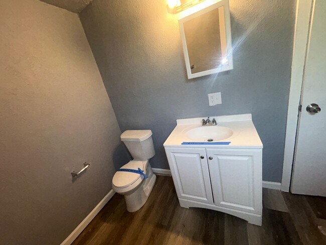 Building Photo - Charming 3-Bedroom Property in Prime Location