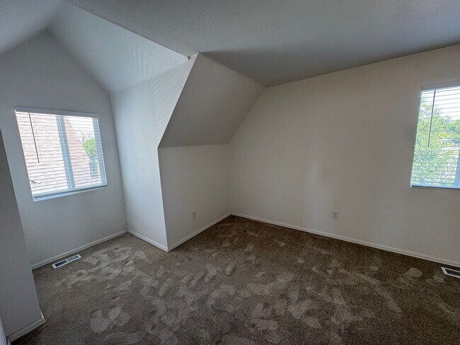Building Photo - Fully Renovated 3 Bed 2.5 Bath Townhome w/ 1 Car Garage & Yard!