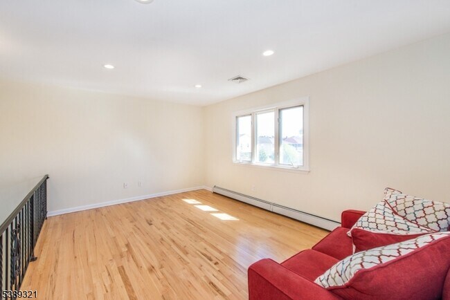 Building Photo - 11 Roehrs Dr