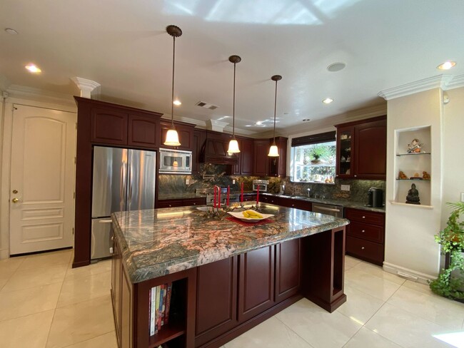 Building Photo - Gorgeous, Luxury and Furnished 3 bed 3 bat...