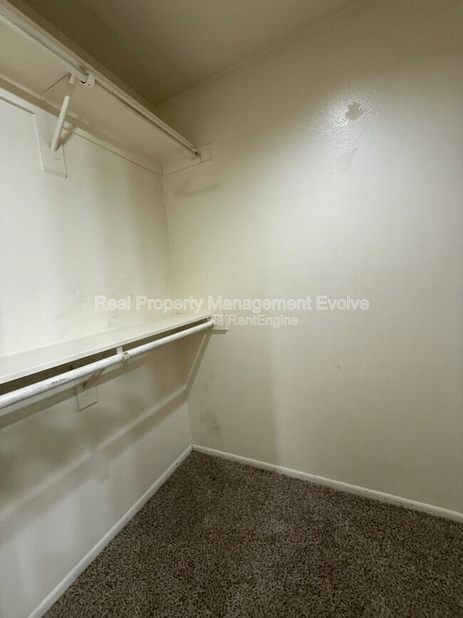 Building Photo - 815 E Grovers Ave