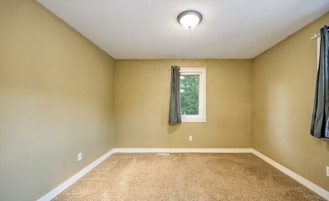 Building Photo - Charming 3-Bed Duplex in Minneapolis