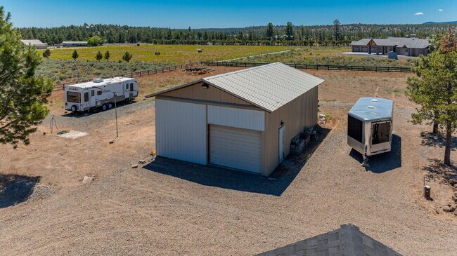 Building Photo - Luxury Home for Rent – Expansive Acreage, ...