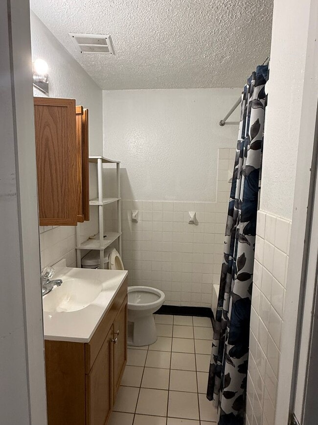 Building Photo - 3bd Townhome Warrensville Section 8