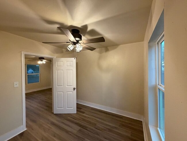 Building Photo - FIRST FLOOR UNIT WATER AND ELECTRICITY PAID!