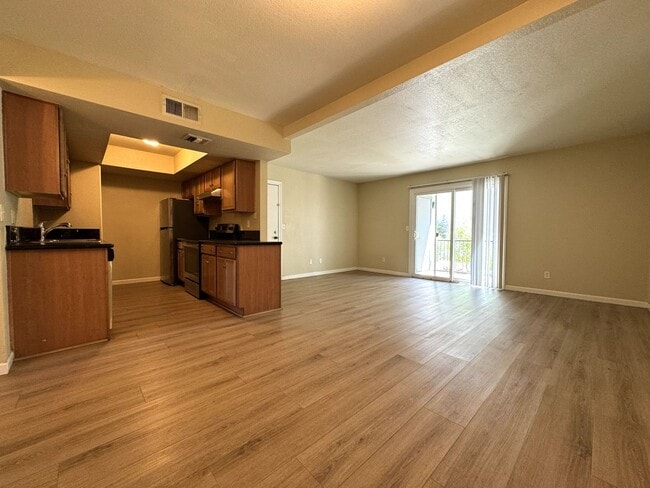 Building Photo - MELROSE DISTRICT CONDO WITH HUGE MOVE-IN SPECIAL – HALF OFF FIRST & SECOND MONTH’S RENT!