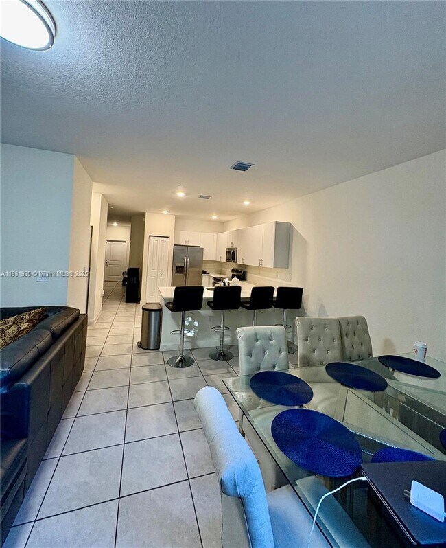 Building Photo - 1020 SE 26th Ter