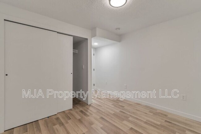 Building Photo - 2642-2642 S 800 E