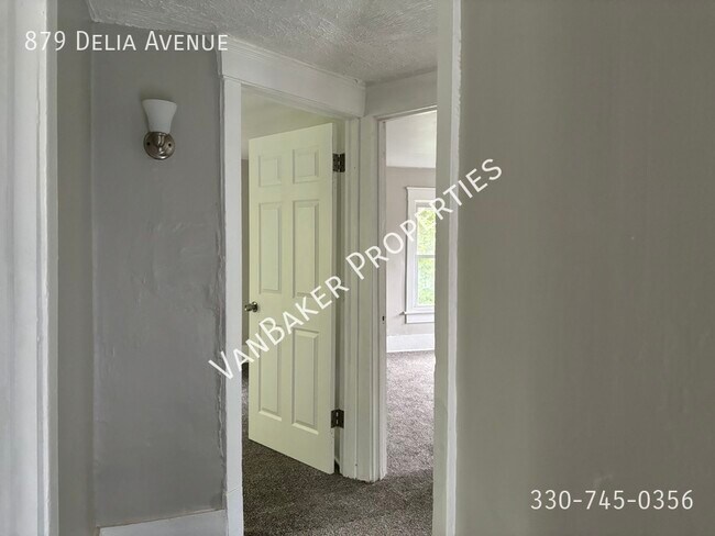Building Photo - 879 Delia Ave