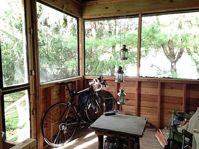 Building Photo - Cozy 3-Bedroom Home with Private Yard in L...