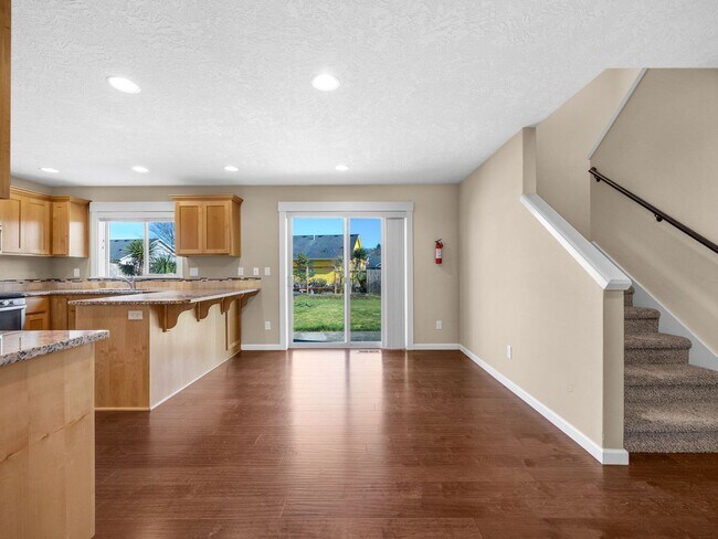 Building Photo - 330 SW Kalmia Ave