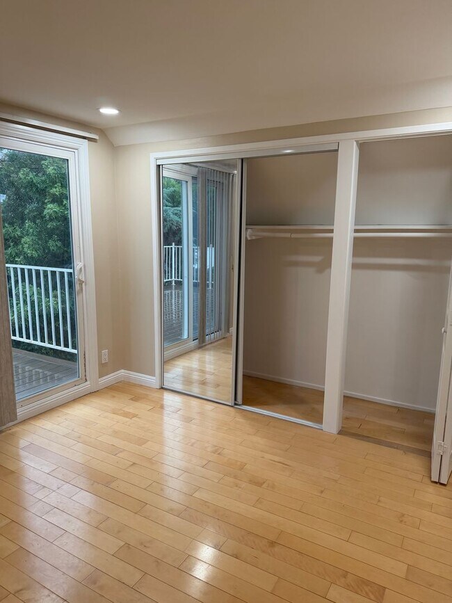 Building Photo - Large pool home with lots of space and gue...