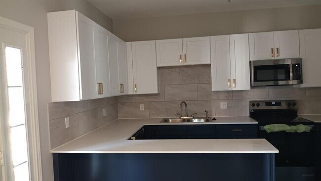 Building Photo - 611 Carpenter Ave
