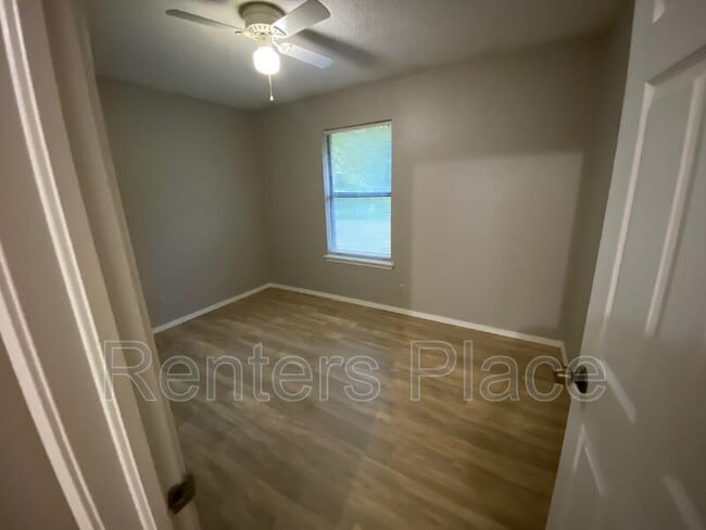 Building Photo - 4809 S Gum Ave