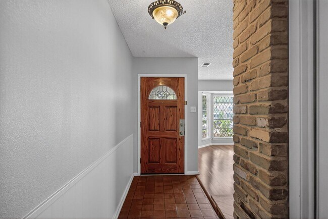 Building Photo - Beautifully refreshed 3-bedroom, 2-bath ranch-style home, located in the sought-after Colonies No...