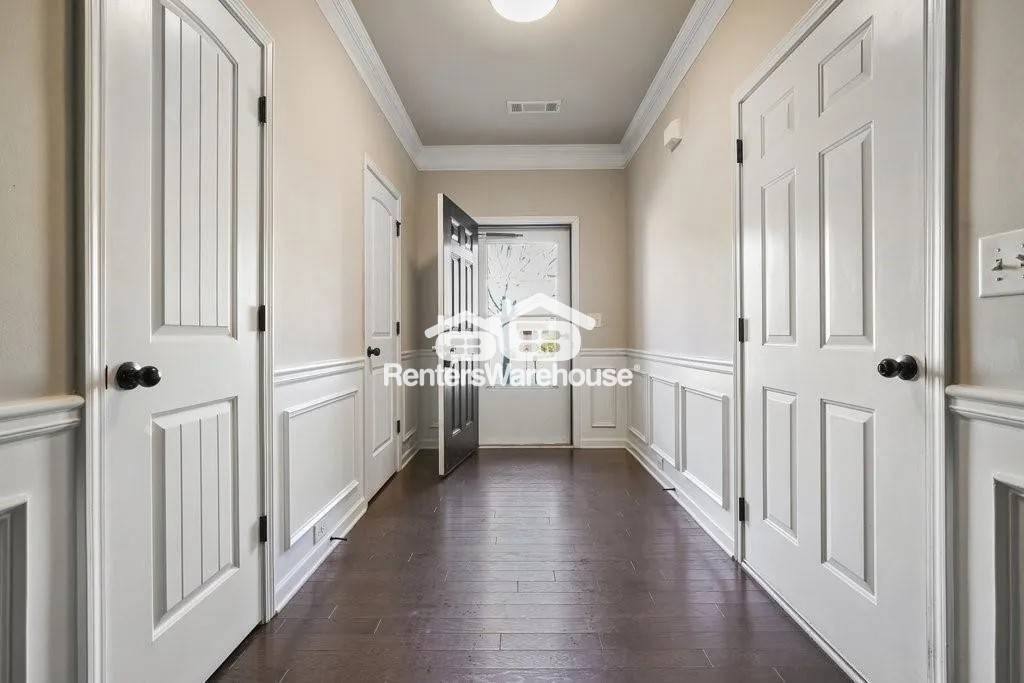 Building Photo - 570 Oakside Pl