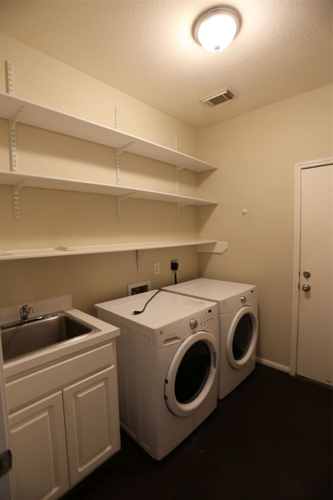Building Photo - 3327 Summerwood Ln