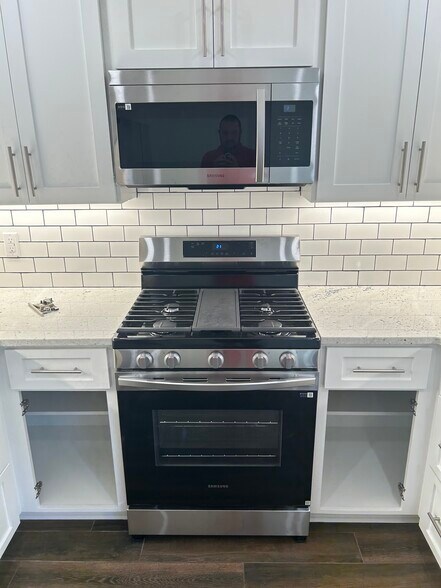 Gas Oven/Range with vented Microwave - 1802 Alden Ln