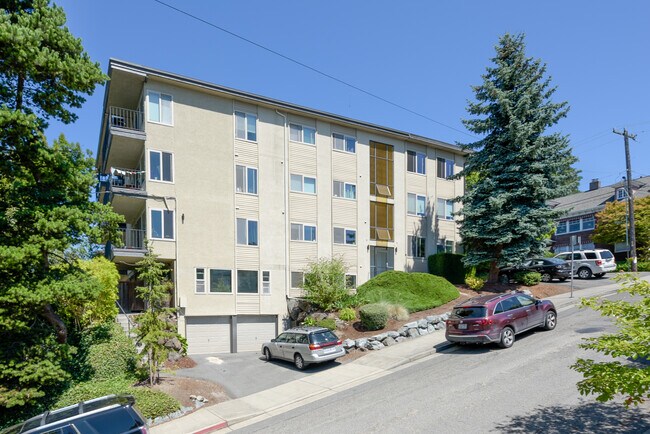 Quiet and peaceful neighborhood with easy access to Lake Union, parks, museums, cafes & restaurants - 2003 Franklin Ave E