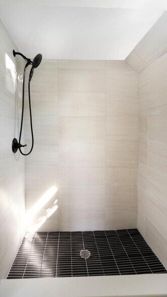 Building Photo - 6407 Granton Ave