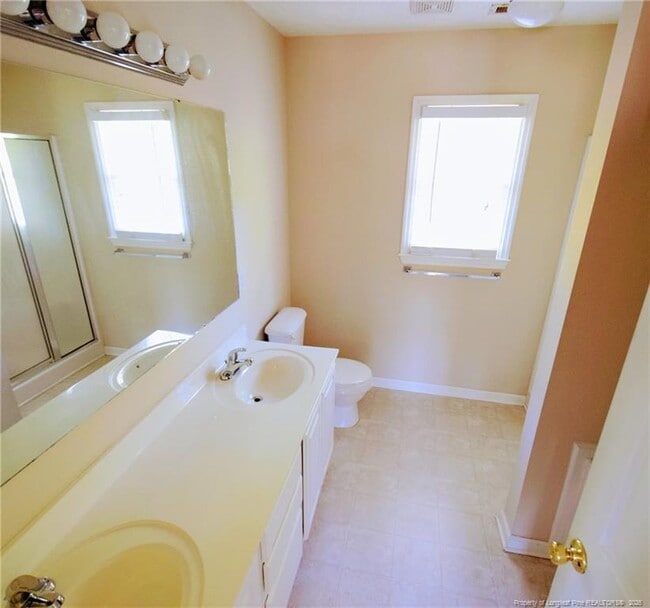 Building Photo - 328 Roundtree Dr