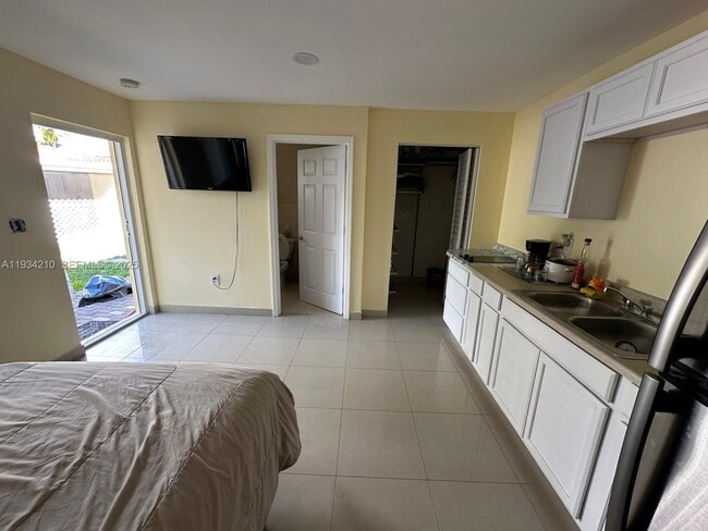 Building Photo - 5440 SW 101st Ave