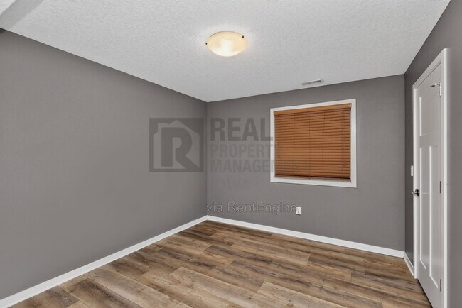 Building Photo - 1651 SW Arlan Dr