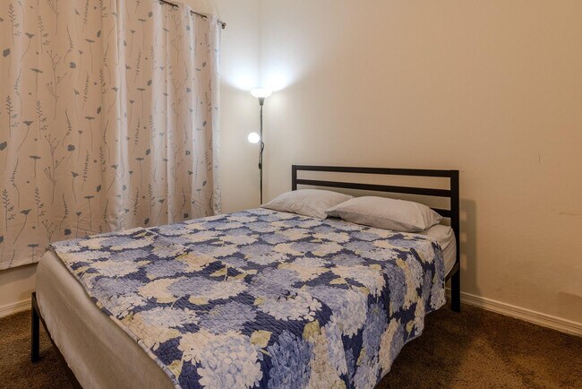 Building Photo - 1064 S Sunset Dr