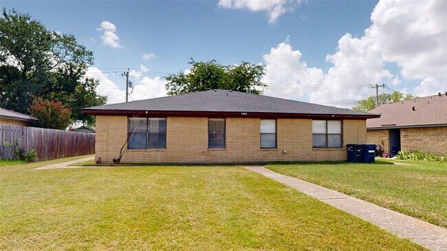 Building Photo - 704 Vassar Ct