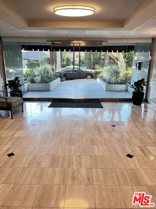 Building Photo - 906 N Doheny Dr