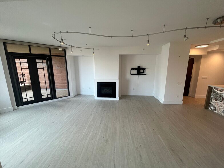 Living Room - 500 W Harbor Dr