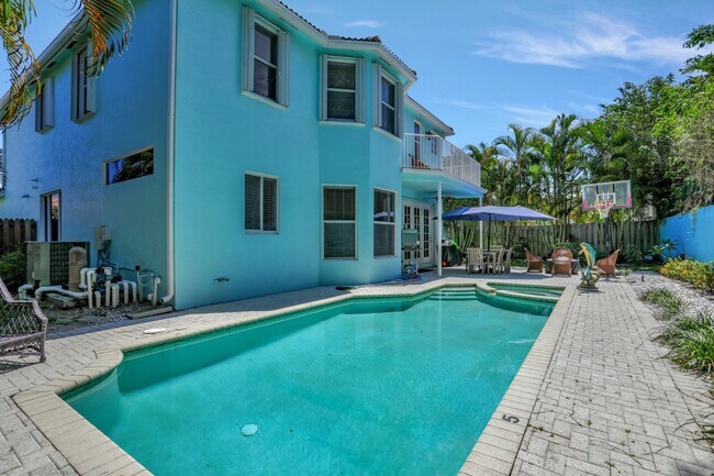 Building Photo - 400 SW 15th Dr