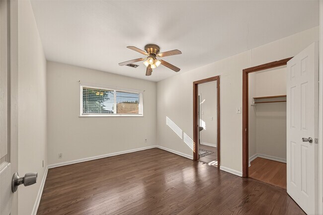 Building Photo - 8726 Glenloch Dr