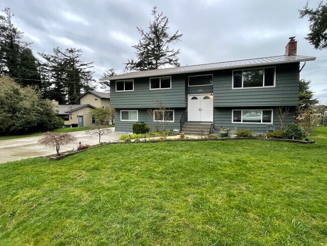 Building Photo - Gorgeous 4 Bedroom Home In Desirable West Beach Area!