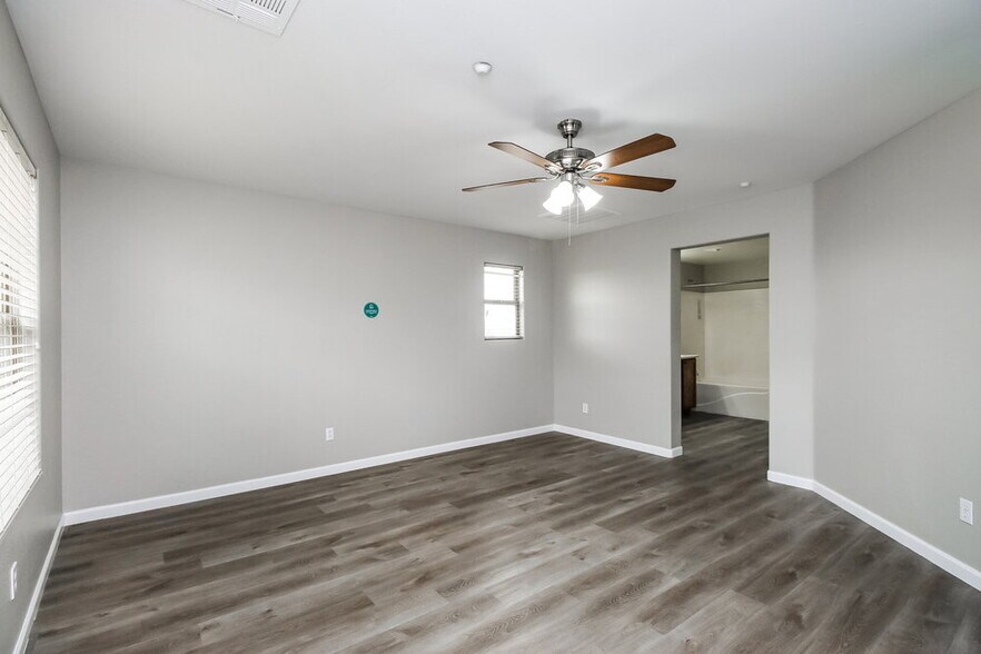 Building Photo - 2707 E Bart St