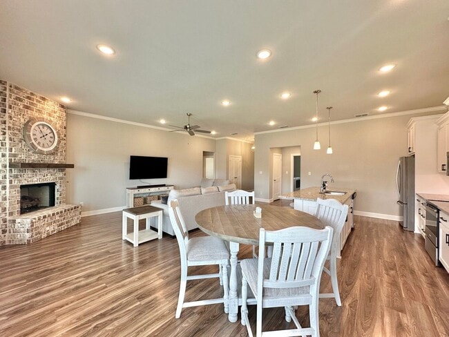 Building Photo - Available Now! Beautiful Home in Lindsey C...