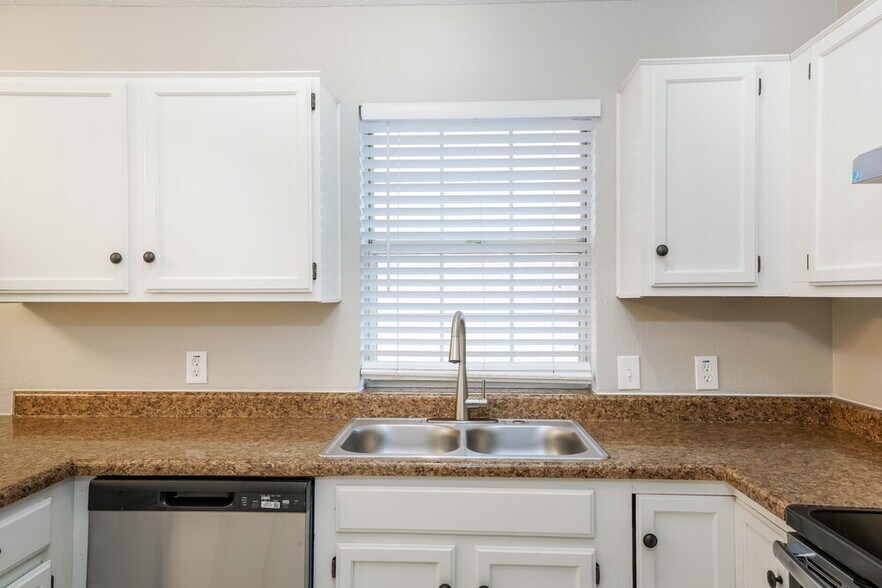 Building Photo - 709 Greenridge Dr