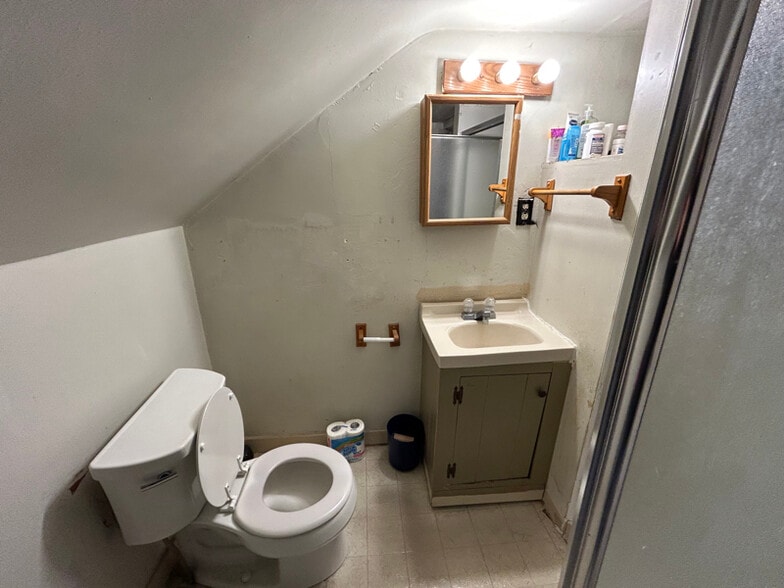 Building Photo - 1897 1/2 E Newberry St