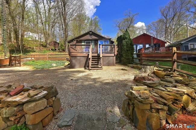 Building Photo - 10 Old Pinewood Trail