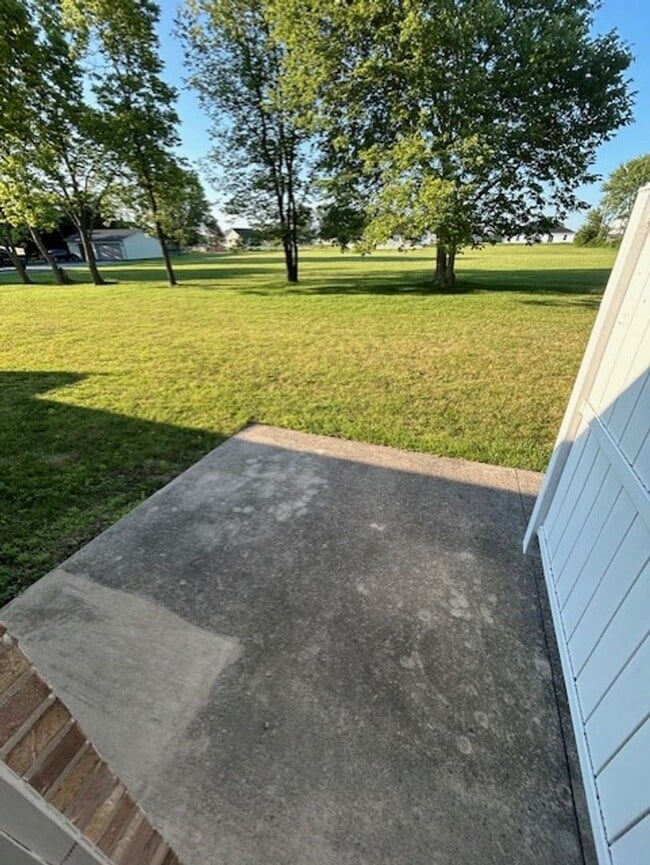 Building Photo - Charming 2-Bedroom Ranch in Peaceful Piqua...