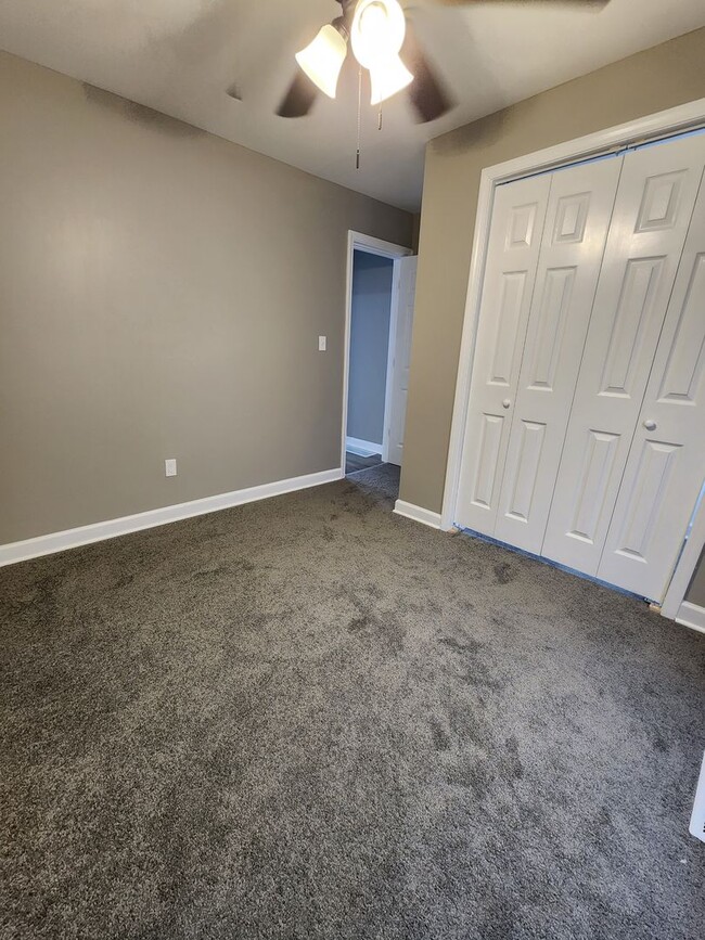 Building Photo - Updated 2 Bedroom Home! Move in Ready!