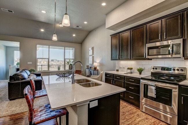 Building Photo - Move-In Ready 3-Bedroom Townhome with Garage & Modern Finishes in Loveland!