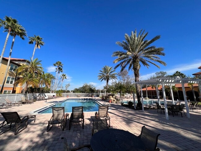 Building Photo - Awesome apartment at Cypress fairway!