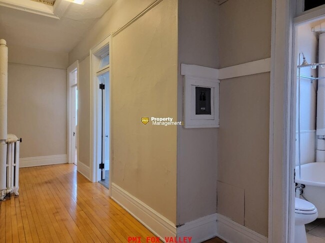Building Photo - 4 or 5 Bedroom Upper Luxury Apartment with Custom Fireplace in Historic Building