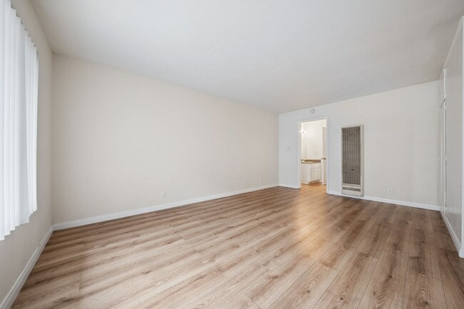 Building Photo - 2 bed 1 Bath Available Now