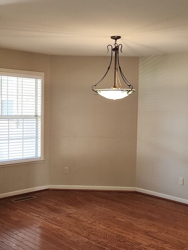 Building Photo - Lovely 4 bedrooms, 3 bathrooms in Windsor
