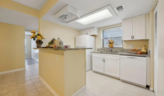 Building Photo - 2/2 townhome located near NAS Jax